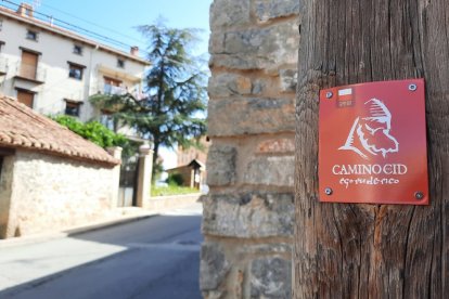 Placa de señalización de la ruta del Camino del Cid. HDS