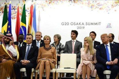 El príncipe de Arabia Saudí, Bin Salman; el presidente de Argentina, Mauricio Macri; la reina de Holanda, Máxima Zorreguita; Ivanka Trump y su padre, Donald Trump, presidente de EEUU en la jornada sobre Empoderamiento de la mujer en el marco del G-20.-BRENDAN SMIALOWSKI / AFP