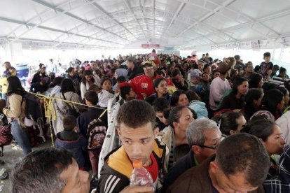 Miles de venezolanos intentando llegar a Perú antes de que restringan el libre acceso a ese país.-