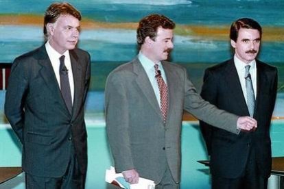 El cara a cara televisivo González-Aznar que moderó Campo Vidal. El PSOE ganó las elecciones del 93, pero perdió la mayoría absoluta y la crisis provocó una huelga general en enero de 1994 (a la derecha).-