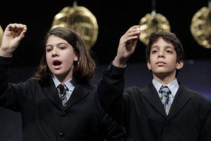 Andrea Ladrón de Guevara y Joel Fernández Godos, del Colegio de San Ildefonso, en el momento de cantar el Gordo de Navidad, el domingo.-EL PERIÓDICO