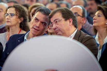 Pedro Sánchezc, junto al secretario general del PSOE de Extremadura, Guillermo Fernández Vara, este domingo.-EFE / JERO MORALES