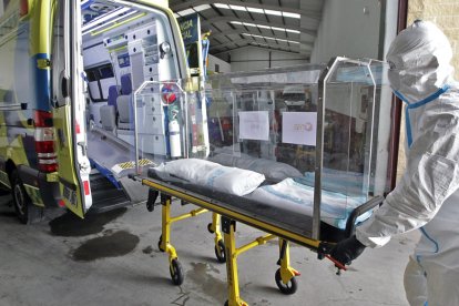 Instalaciones de Nuevas Ambulancias Soria con las camillas utilizadas para posibles casos de coronavirus. - L.Á.T.