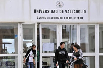 Estudiantes en el Campus Universitarios. / A. M. -