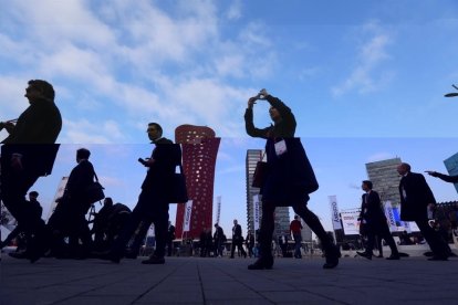 Entrada de los participantes en la primera jornada del Mobile World Congress 2017, en la Fira de Barcelona.-DANNY CAMINAL