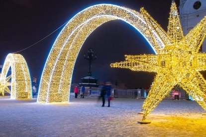 Una gran estrella de Navidad en una iluminación navideña. HDS