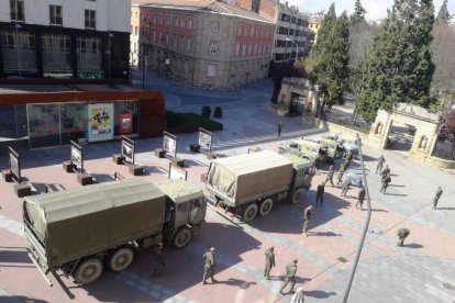 Efectivos militares en la plaza Mariano Granados.