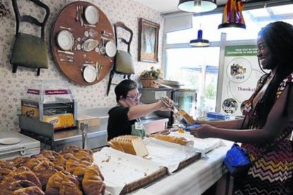 PROYECTO SOCIAL NO LUCRATIVO. Situado en la sierra de Collserola, el Inout Hostel es ejemplo de inserción laboral con éxito de personas con discapacidad intelectual.-ARCHIVO/ RICARD CUGAT