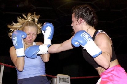 María Jesús Rosa, a la derecha, durante un combate en el 2002.-EFE