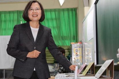 La presidenta de Taiwán, Tsai Ing-wen, obtuvo hoy un claro triunfo en las elecciones presidenciales del país.-EFE / ZHANG HAO-AN