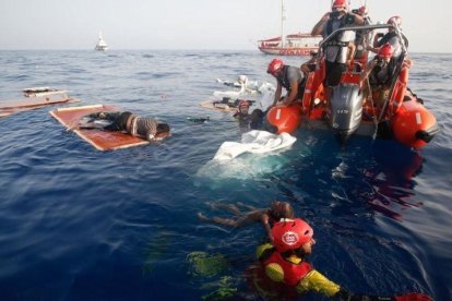 Rescate de la oenegé Proactiva Open Arms a 85 millas de la costa de Libia.-PAU BARRENA (AFP)