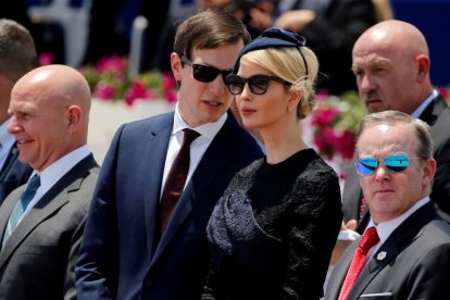 Jared Kushner habla con su esposa, Ivanka Trump, durante un acto en Israel.-REUTERS / JONATHAN ERNST