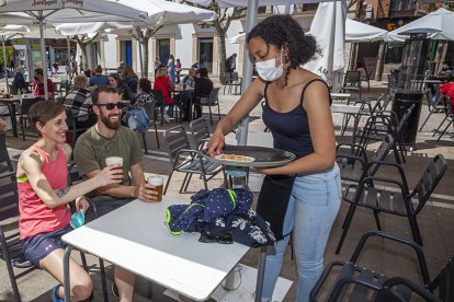 Camarera atendiendo clientes en la plaza de Herradores.-MARIO TEJEDOR