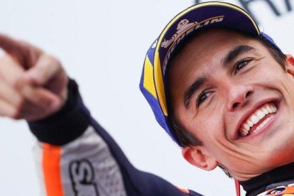 Marc Márquez (Honda), feliz en lo más alto del podio de Phillip Island (Australia).-ALEJANDRO CERESUELA