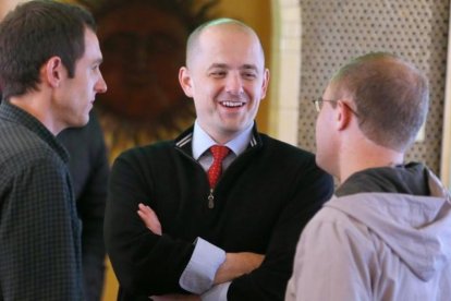 McMullin saluda a comensales y seguidores en una cena de campaña en Salt Lake City (Utah), el 1 de noviembre.-AFP / GEORGE FREY