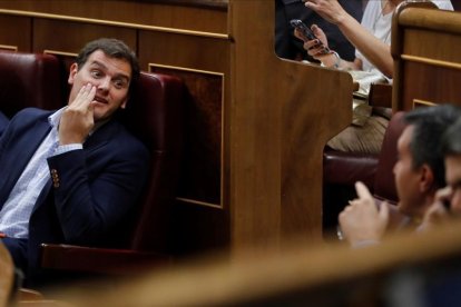 El presidente de Ciudadanos, Albert Rivera, durante el pleno celebrado este viernes 27 en el Congreso.  /-JUAN CARLOS HIDALGO