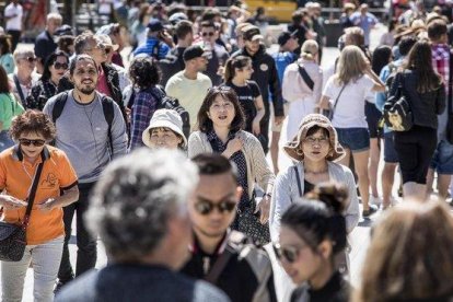 Turistas en Barcelona, cerca de la Sagrada Família, en mayo pasado.-FERRAN NADEU