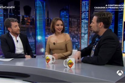 Chenoa, entre Pablo Motos y Carlos Latre, durante su intervención en El Hormiguero del pasado jueves.-/ PERIODICO