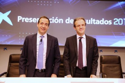 El presidente de CaixaBank, Jordi Gual (derecha), y el consejero delegado de la entidad, Gonzalo Gortázar, presentan en rueda de prensa los resultados económicos del ejercicio 2016.-JOAN CORTADELLAS