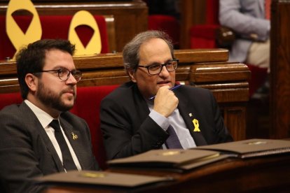 Quim Torra y Pere Aragonès en el pleno del Parlament.-JOAN CORTADELLAS