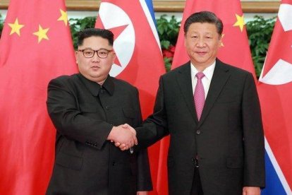 Fotografía de archivo de mayo del 2018 de Kim Jong-un y Xi Jinping en Dalian, China.-EFE