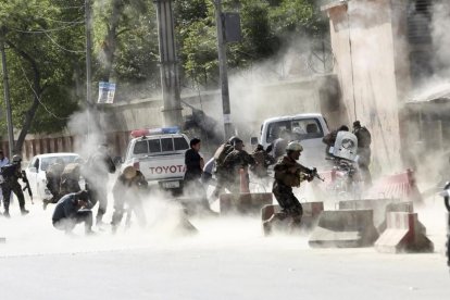 Imagen de archivo de un atentado en Kabul.-/ AP / MASSOUD HOSSAINI