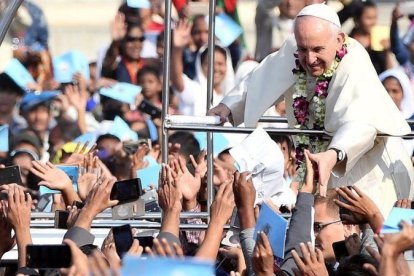 El papa Francisco saluda a fieles a su llegada para la santa misa y ordenación presbiteral en el parque Suhrawardy Udyan  en Dacca, Bangladés.-EFE / ETTORE FERRARI