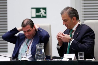 El concejal de Vox en el Ayuntamiento de Madrid Pedro Fernández (i) junto a Ortega Smith (d).-EMILIO NARANJO (EFE)