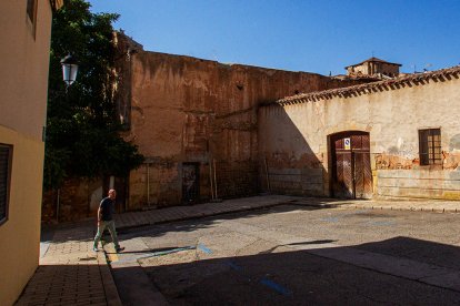 Entorno del trinquete en el que se intervendrá para crear vivienda en alquiler y locales comerciales. MARIO TEJEDOR