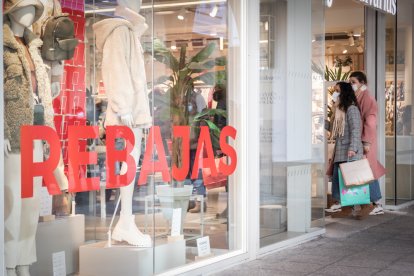 Un establecimiento comercial anuncia las rebajas de este invierno. GONZALO MONTESEGURO