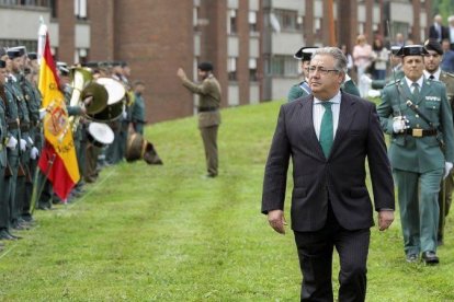 El ministro del Interior en funciones, Juan Ignacio Zoido, en el cuartel donostiarra de Intxaurrondo durante su último acto público, el homenaje al guardia civil Jose Antonio Pardines, primera victima mortal de ETA, el pasado 29 de mayo.-GORKA ESTRADA