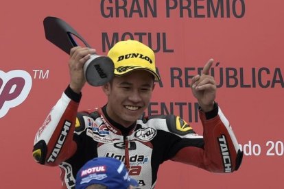 El piloto malayo Khairul Idham Pawi celebra su primera victoria en Moto3 en el podio del circuito de termas de Río Hondo.-AFP / JUAN MABROMATA