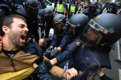 Intervención de la Policía Nacional en la escuela Llull de Barcelona el 1-O.-FERRAN NADEU