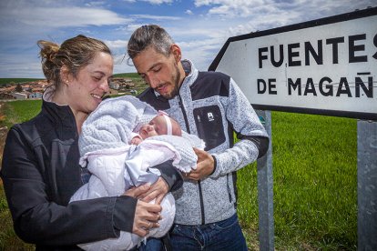 Aria junto a sus padres Natalia y Alejandro - MARIO TEJEDOR