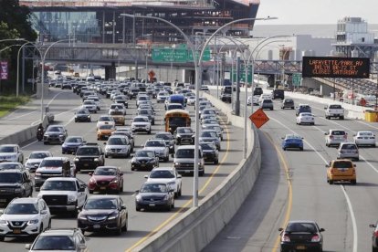 Coches entrando en Nueva York.-FRANK FRANKLIN II