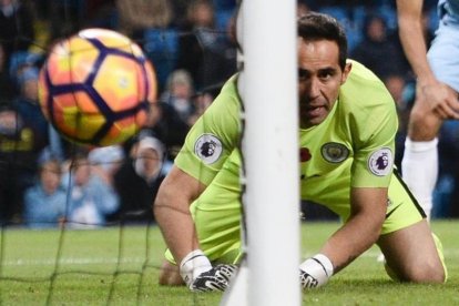 Claudio Bravo mira cómo la pelota se cuela en su portería, lo que significaba el empate del Middlesbrough en el tiempo añadido.-AFP / OLI SCARFF