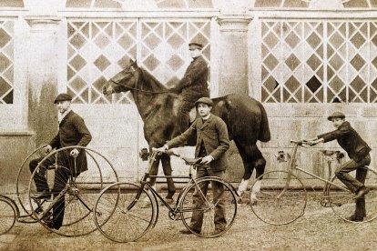 Patio del palacio de la Vilueña, antes del incendio de 23 de marzo de 1893, con Álvaro Trillo, Francisco y Tiburcio Carrillo y Abelardo Centelles. [Gentileza de Jorge Carrillo Fernández]