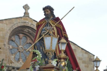 Procesión junto a la iglesia románica de Santo Domingo de Soria. HDS