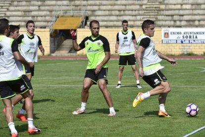 Marc Pedraza se prepara para golpear el balón durante el entrenamiento de ayer.-VALENTÍN GUISANDE