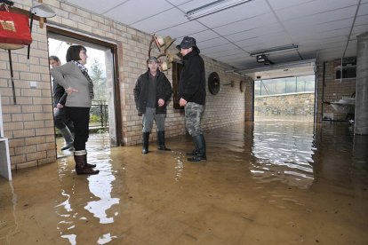 La crecida del Duero llega a las casas en Salduero-V. G.