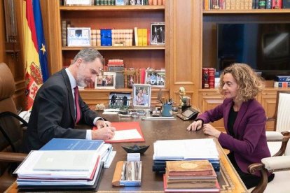 Felipe VI junto con la presidenta del Congreso, Meritxell Batet, en su despacho.-