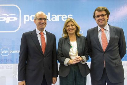 La secretaria de estado de Empleo, Engracia Hidalgo, junto al secretario provincial del PP, Javier Iglesias, y al secretario regional del PP, Alfonso Fernández Mañueco, participan en el acto 'Los presupuestos para el empleo organizado por el PP de Salaman-Ical