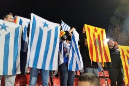 Aficionados del Espanyol con esteladas-/ PERIODICO