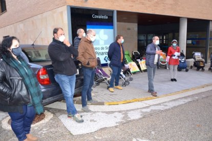 Concentración ante las puertas del consultorio de Covaleda para solicitar el pediatra. R. F.