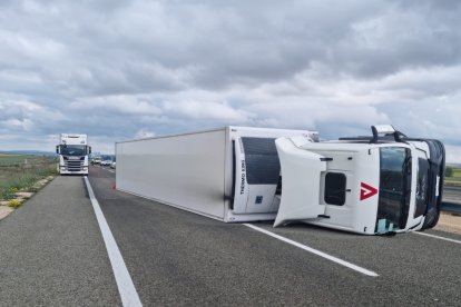 El camión volcado sobre la calzada.-HDS