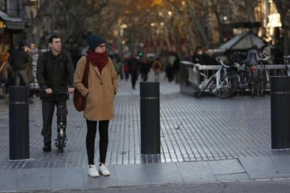 El Ayuntamiento de Barcelona ya ha instalado, en la Rambla, los primeros bolardos que impiden el acceso de vehículos.-/ ALBERT BERTRAN