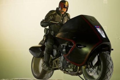 Karl Urban interpreta al juez Dredd, en la película homónima.-