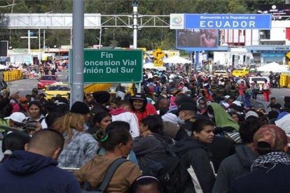 Inmigrantes venezolanos intentado entrar a Ecuador desde Colombia.-EFE