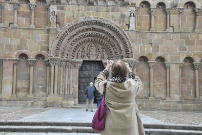 Turista fotografiando la iglesia de Santo Domingo.-HDS