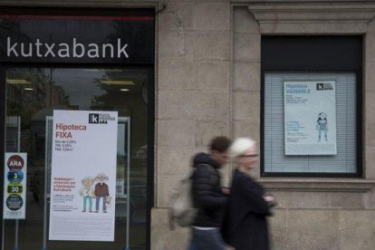 Carteles publicitarios sobre ofertas en tipos de hipotecas en unas oficinas de Kutxabank.-ALBERT BERTRAN